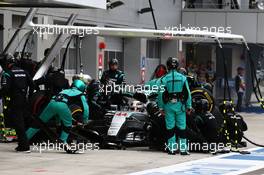 Lewis Hamilton (GBR) Mercedes AMG F1 W06 makes a pit stop. 11.10.2015. Formula 1 World Championship, Rd 15, Russian Grand Prix, Sochi Autodrom, Sochi, Russia, Race Day.