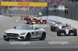 Lewis Hamilton (GBR) Mercedes AMG F1 W06 leads behind the FIA Safety Car. 11.10.2015. Formula 1 World Championship, Rd 15, Russian Grand Prix, Sochi Autodrom, Sochi, Russia, Race Day.
