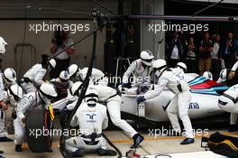 Valtteri Bottas (FIN) Williams FW37 makes a pit stop. 11.10.2015. Formula 1 World Championship, Rd 15, Russian Grand Prix, Sochi Autodrom, Sochi, Russia, Race Day.