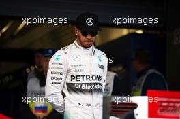Lewis Hamilton (GBR) Mercedes AMG F1 W06 looks at the Ferrari SF15-T of Sebastian Vettel (GER) Ferrari in parc ferme. 10.10.2015. Formula 1 World Championship, Rd 15, Russian Grand Prix, Sochi Autodrom, Sochi, Russia, Qualifying Day.