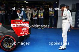 Lewis Hamilton (GBR) Mercedes AMG F1 W06 looks at the Ferrari SF15-T of Sebastian Vettel (GER) Ferrari in parc ferme. 10.10.2015. Formula 1 World Championship, Rd 15, Russian Grand Prix, Sochi Autodrom, Sochi, Russia, Qualifying Day.