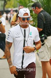 Lewis Hamilton (GBR) Mercedes AMG F1. 18.09.2015. Formula 1 World Championship, Rd 13, Singapore Grand Prix, Singapore, Singapore, Practice Day.