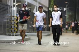 Max Verstappen (NL), Scuderia Toro Rosso, Pierre Gasly (FRA) and Stoffel Vandoorne (BEL) 18.09.2015. Formula 1 World Championship, Rd 13, Singapore Grand Prix, Singapore, Singapore, Practice Day.