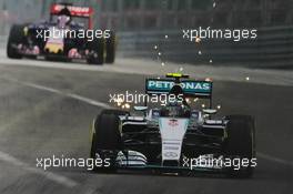 Nico Rosberg (GER) Mercedes AMG F1 W06 sends sparks flying. 18.09.2015. Formula 1 World Championship, Rd 13, Singapore Grand Prix, Singapore, Singapore, Practice Day.
