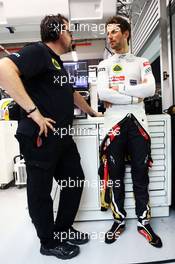 Romain Grosjean (FRA) Lotus F1 Team with Julien Simon-Chautemps (FRA) Lotus F1 Team Race Engineer. 18.09.2015. Formula 1 World Championship, Rd 13, Singapore Grand Prix, Singapore, Singapore, Practice Day.