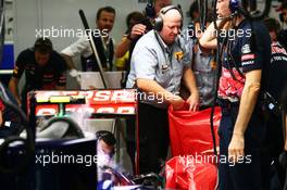 Pirelli engineers remove the damaged rear tyre of Carlos Sainz Jr (ESP) Scuderia Toro Rosso STR10 in the second practice session. 18.09.2015. Formula 1 World Championship, Rd 13, Singapore Grand Prix, Singapore, Singapore, Practice Day.
