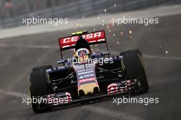 Carlos Sainz Jr (ESP) Scuderia Toro Rosso STR10 sends sparks flying. 18.09.2015. Formula 1 World Championship, Rd 13, Singapore Grand Prix, Singapore, Singapore, Practice Day.