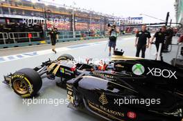 Romain Grosjean (FRA) Lotus F1 E23 leaves the pits. 18.09.2015. Formula 1 World Championship, Rd 13, Singapore Grand Prix, Singapore, Singapore, Practice Day.
