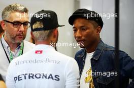 Lewis Hamilton (GBR) Mercedes AMG F1 with Pharrell Williams (USA) Singer-Songwriter. 18.09.2015. Formula 1 World Championship, Rd 13, Singapore Grand Prix, Singapore, Singapore, Practice Day.