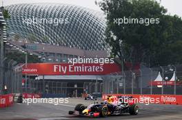 Daniel Ricciardo (AUS) Red Bull Racing RB11. 18.09.2015. Formula 1 World Championship, Rd 13, Singapore Grand Prix, Singapore, Singapore, Practice Day.