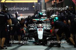 Lewis Hamilton (GBR) Mercedes AMG F1 W06 practices a pit stop. 18.09.2015. Formula 1 World Championship, Rd 13, Singapore Grand Prix, Singapore, Singapore, Practice Day.
