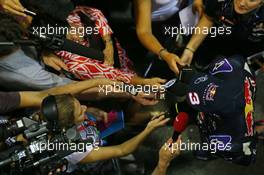 Daniel Ricciardo (AUS) Red Bull Racing with the media. 18.09.2015. Formula 1 World Championship, Rd 13, Singapore Grand Prix, Singapore, Singapore, Practice Day.
