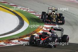 Jenson Button (GBR) McLaren MP4-30. 20.09.2015. Formula 1 World Championship, Rd 13, Singapore Grand Prix, Singapore, Singapore, Race Day.