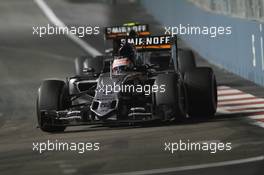 Nico Hulkenberg (GER) Sahara Force India F1 VJM08 leads team mate Sergio Perez (MEX) Sahara Force India F1 VJM08. 20.09.2015. Formula 1 World Championship, Rd 13, Singapore Grand Prix, Singapore, Singapore, Race Day.