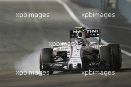 Valtteri Bottas (FIN) Williams FW37 locks up under braking. 20.09.2015. Formula 1 World Championship, Rd 13, Singapore Grand Prix, Singapore, Singapore, Race Day.