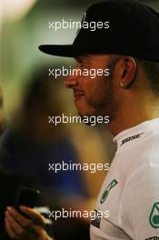 Lewis Hamilton (GBR) Mercedes AMG F1 with the media after he retired from the race. 20.09.2015. Formula 1 World Championship, Rd 13, Singapore Grand Prix, Singapore, Singapore, Race Day.