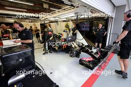 Mark Slade (GBR), Lotus F1 Team, Race Engineer  and Pastor Maldonado (VEN), Lotus F1 Team  19.09.2015. Formula 1 World Championship, Rd 13, Singapore Grand Prix, Singapore, Singapore, Qualifying Day.