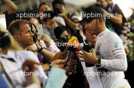 Lewis Hamilton (GBR) Mercedes AMG F1 with Kai Ebel (GER) RTL TV Presenter. 19.09.2015. Formula 1 World Championship, Rd 13, Singapore Grand Prix, Singapore, Singapore, Qualifying Day.