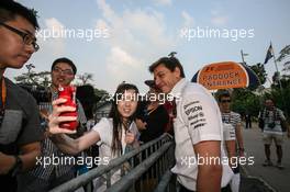 Toto Wolff (GER) Mercedes AMG F1 Shareholder and Executive Director with the fans. 19.09.2015. Formula 1 World Championship, Rd 13, Singapore Grand Prix, Singapore, Singapore, Qualifying Day.