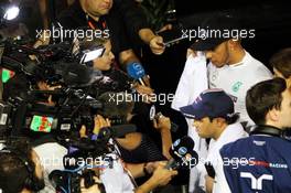 Felipe Massa (BRA) Williams and Lewis Hamilton (GBR) Mercedes AMG F1 with the media. 19.09.2015. Formula 1 World Championship, Rd 13, Singapore Grand Prix, Singapore, Singapore, Qualifying Day.