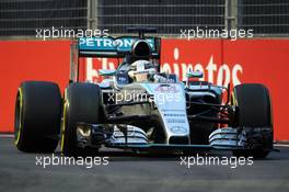 Lewis Hamilton (GBR) Mercedes AMG F1 W06. 19.09.2015. Formula 1 World Championship, Rd 13, Singapore Grand Prix, Singapore, Singapore, Qualifying Day.