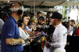 Lewis Hamilton (GBR) Mercedes AMG F1 with Lee McKenzie (GBR) BBC Television Reporter. 19.09.2015. Formula 1 World Championship, Rd 13, Singapore Grand Prix, Singapore, Singapore, Qualifying Day.