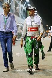 Pastor Maldonado (VEN) Lotus F1 Team with Alessandro Alunni Bravi (ITA) Driver Manager. 19.09.2015. Formula 1 World Championship, Rd 13, Singapore Grand Prix, Singapore, Singapore, Qualifying Day.