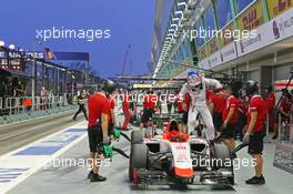 Will Stevens (GBR) Manor Marussia F1 Team in the pits. 19.09.2015. Formula 1 World Championship, Rd 13, Singapore Grand Prix, Singapore, Singapore, Qualifying Day.
