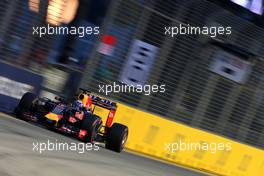 Daniel Ricciardo (AUS), Red Bull Racing  19.09.2015. Formula 1 World Championship, Rd 13, Singapore Grand Prix, Singapore, Singapore, Qualifying Day.