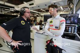 Julien Simon-Chautemps (FRA), Romain Grosjean race engineer, Lotus F1 Team  and Romain Grosjean (FRA), Lotus F1 Team  19.09.2015. Formula 1 World Championship, Rd 13, Singapore Grand Prix, Singapore, Singapore, Qualifying Day.