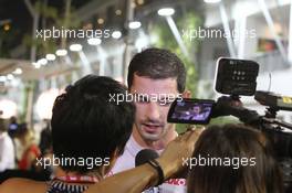 Alexander Rossi (USA) Manor Marussia F1 Team with the media. 19.09.2015. Formula 1 World Championship, Rd 13, Singapore Grand Prix, Singapore, Singapore, Qualifying Day.