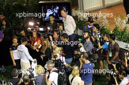 Lewis Hamilton (GBR) Mercedes AMG F1 with the media. 19.09.2015. Formula 1 World Championship, Rd 13, Singapore Grand Prix, Singapore, Singapore, Qualifying Day.