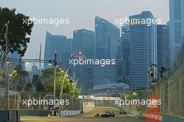 Lewis Hamilton (GBR) Mercedes AMG F1 W06. 19.09.2015. Formula 1 World Championship, Rd 13, Singapore Grand Prix, Singapore, Singapore, Qualifying Day.