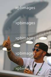 Lewis Hamilton (GBR) Mercedes AMG F1 on the drivers parade. 20.09.2015. Formula 1 World Championship, Rd 13, Singapore Grand Prix, Singapore, Singapore, Race Day.