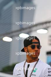 Lewis Hamilton (GBR) Mercedes AMG F1 on the drivers parade. 20.09.2015. Formula 1 World Championship, Rd 13, Singapore Grand Prix, Singapore, Singapore, Race Day.