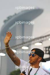 Lewis Hamilton (GBR) Mercedes AMG F1 on the drivers parade. 20.09.2015. Formula 1 World Championship, Rd 13, Singapore Grand Prix, Singapore, Singapore, Race Day.