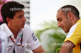 (L to R): Toto Wolff (GER) Mercedes AMG F1 Shareholder and Executive Director with Cyril Abiteboul (FRA) Renault Sport F1 Managing Director. 20.09.2015. Formula 1 World Championship, Rd 13, Singapore Grand Prix, Singapore, Singapore, Race Day.