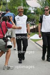 Jenson Button (GBR) McLaren with Mike Collier (GBR) Personal Trainer. 17.09.2015. Formula 1 World Championship, Rd 13, Singapore Grand Prix, Singapore, Singapore, Preparation Day.