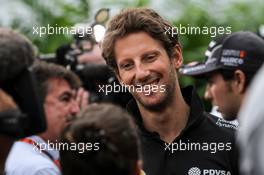 Romain Grosjean (FRA) Lotus F1 Team with the media. 17.09.2015. Formula 1 World Championship, Rd 13, Singapore Grand Prix, Singapore, Singapore, Preparation Day.