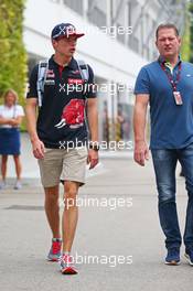 (L to R): Max Verstappen (NLD) Scuderia Toro Rosso with his father Jos Verstappen (NLD). 17.09.2015. Formula 1 World Championship, Rd 13, Singapore Grand Prix, Singapore, Singapore, Preparation Day.