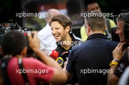Romain Grosjean (FRA) Lotus F1 Team with the media. 17.09.2015. Formula 1 World Championship, Rd 13, Singapore Grand Prix, Singapore, Singapore, Preparation Day.