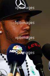 Lewis Hamilton (GBR) Mercedes AMG F1 with the media. 17.09.2015. Formula 1 World Championship, Rd 13, Singapore Grand Prix, Singapore, Singapore, Preparation Day.