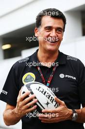 Federico Gastaldi (ARG) Lotus F1 Team Deputy Team Principal with a rugby ball. 17.09.2015. Formula 1 World Championship, Rd 13, Singapore Grand Prix, Singapore, Singapore, Preparation Day.