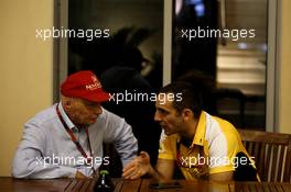 (L to R): Niki Lauda (AUT) Mercedes Non-Executive Chairman with Cyril Abiteboul (FRA) Renault Sport F1 Managing Director. 27.11.2015. Formula 1 World Championship, Rd 19, Abu Dhabi Grand Prix, Yas Marina Circuit, Abu Dhabi, Practice Day.