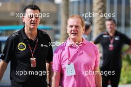 (L to R): Federico Gastaldi (ARG) Lotus F1 Team Deputy Team Principal with Jonathan Palmer (GBR). 27.11.2015. Formula 1 World Championship, Rd 19, Abu Dhabi Grand Prix, Yas Marina Circuit, Abu Dhabi, Practice Day.
