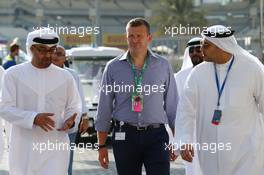 Simon Pearce (GBR) Special Advisor to the Chairman of the Executive Affairs Authority (EAA) of Abu Dhabi (Centre). 27.11.2015. Formula 1 World Championship, Rd 19, Abu Dhabi Grand Prix, Yas Marina Circuit, Abu Dhabi, Practice Day.