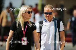 Valtteri Bottas (FIN) Williams with his girlfriend Emilia Pikkarainen (FIN). 27.11.2015. Formula 1 World Championship, Rd 19, Abu Dhabi Grand Prix, Yas Marina Circuit, Abu Dhabi, Practice Day.