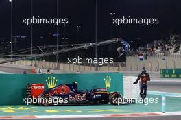Max Verstappen (NLD) Scuderia Toro Rosso STR10 stops in the second practice session. 27.11.2015. Formula 1 World Championship, Rd 19, Abu Dhabi Grand Prix, Yas Marina Circuit, Abu Dhabi, Practice Day.