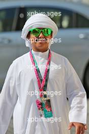 A young fan. 27.11.2015. Formula 1 World Championship, Rd 19, Abu Dhabi Grand Prix, Yas Marina Circuit, Abu Dhabi, Practice Day.