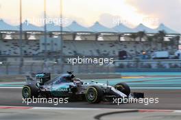 Lewis Hamilton (GBR) Mercedes AMG F1 W06. 27.11.2015. Formula 1 World Championship, Rd 19, Abu Dhabi Grand Prix, Yas Marina Circuit, Abu Dhabi, Practice Day.